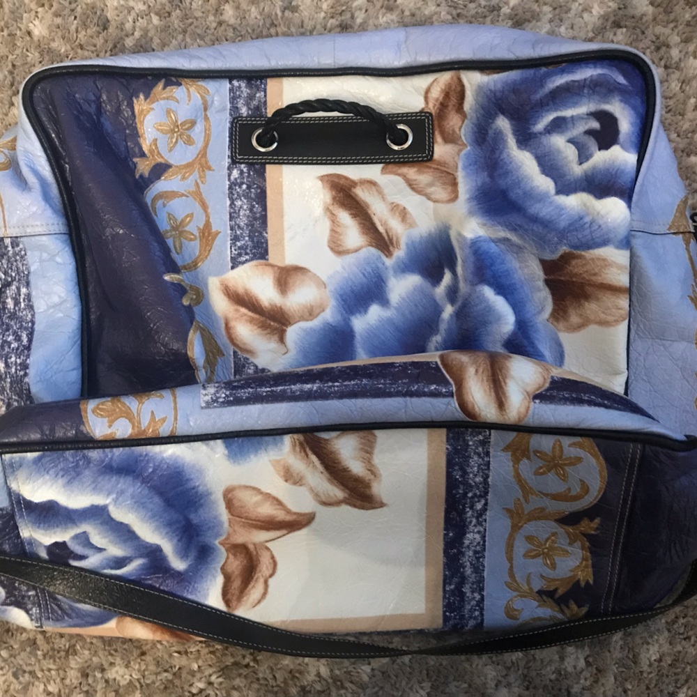 Up for sale is an authentic XL Balenciaga bag.
